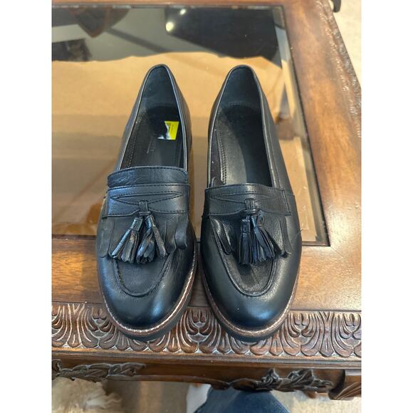 Women’s Osos Classic Tasseled Loafers. Size 9 - Picture 3 of 5